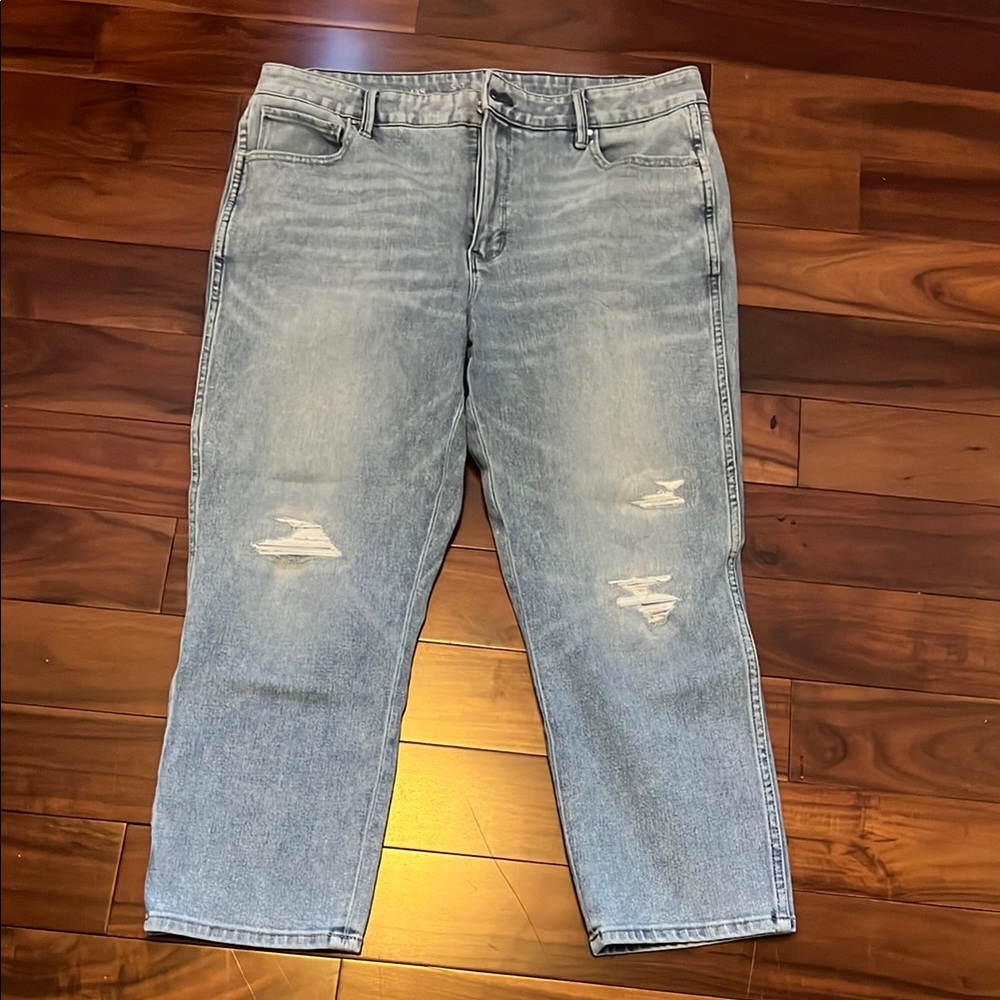 Crop distressed Jean